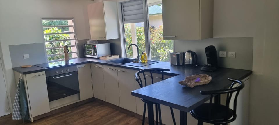 Coffee/tea facilities, Kitchen or kitchenette, Dining area, dishwasher, oven, stove, toaster