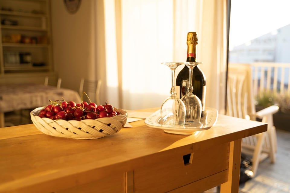 Balcony/Terrace, Kitchen or kitchenette, Decorative detail, Dining area, Food, Drinks