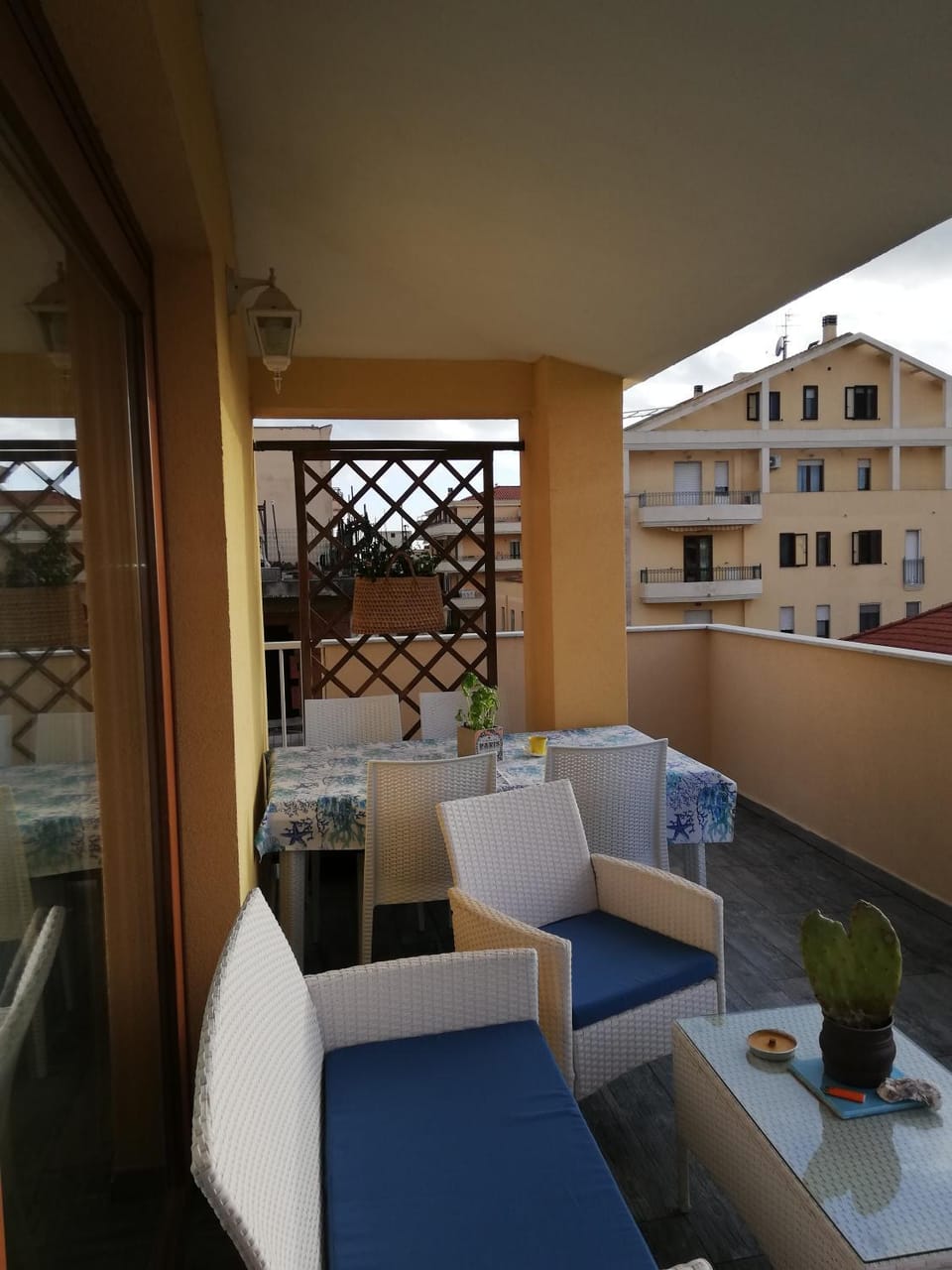 Balcony/Terrace, Living room, Photo of the whole room, Seating area, City view, Sea view