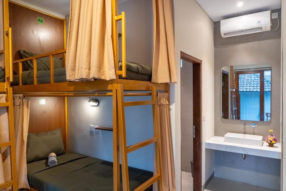 Bed, Bathroom, Photo of the whole room, Bedroom, bunk bed