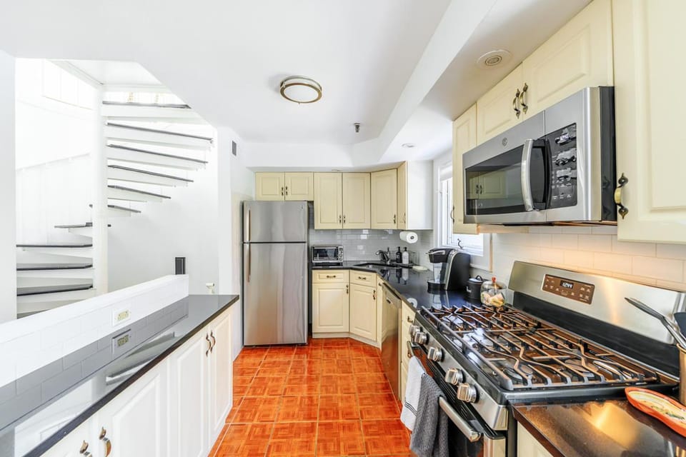Modern 3BR Townhouse with Private Rooftop & Parking Minutes to NYC House in Hoboken