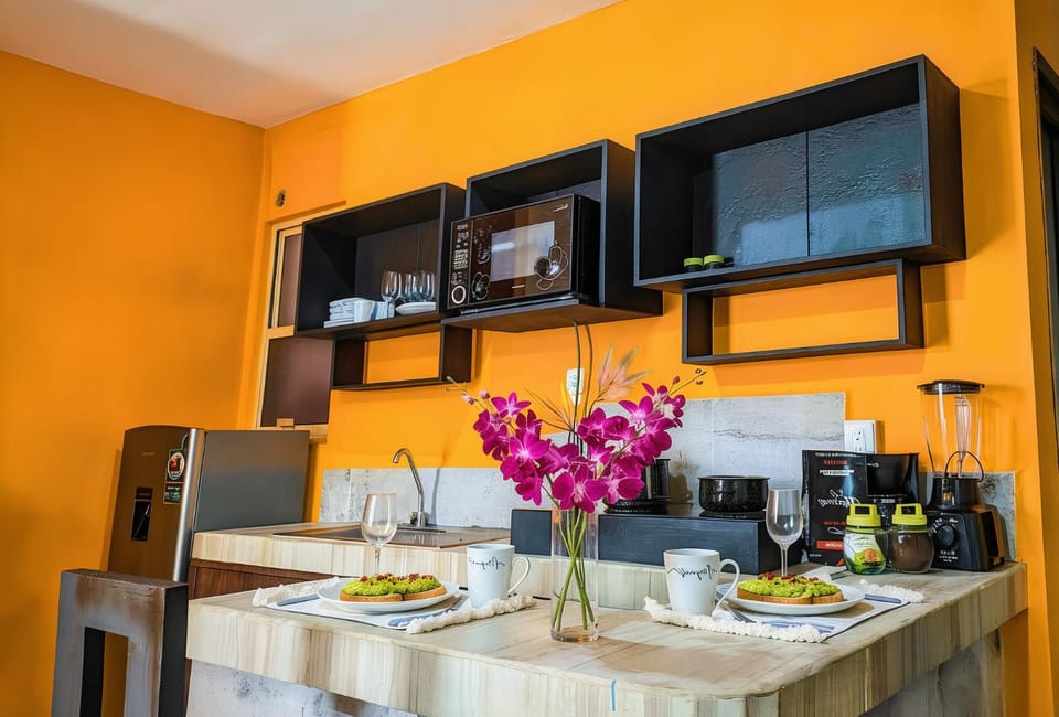 Coffee/tea facilities, Kitchen or kitchenette, Food and drinks, Dining area, Food, minibar