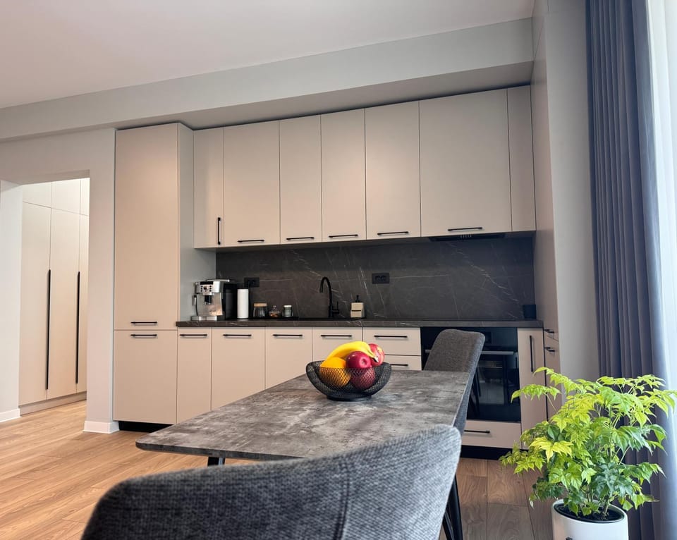 Kitchen or kitchenette, Living room, Seating area, Dining area, minibar, stove