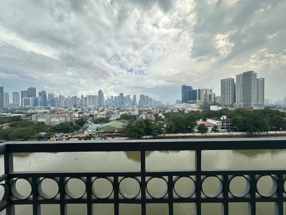 Cozy Condo in Mandaluyong with Balcony, Pool &Netflix Apartment in Mandaluyong
