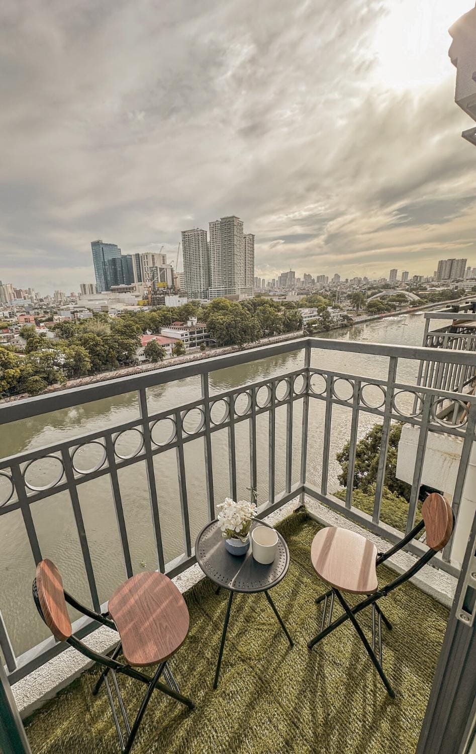 Cozy Condo in Mandaluyong with Balcony, Pool &Netflix Apartment in Mandaluyong