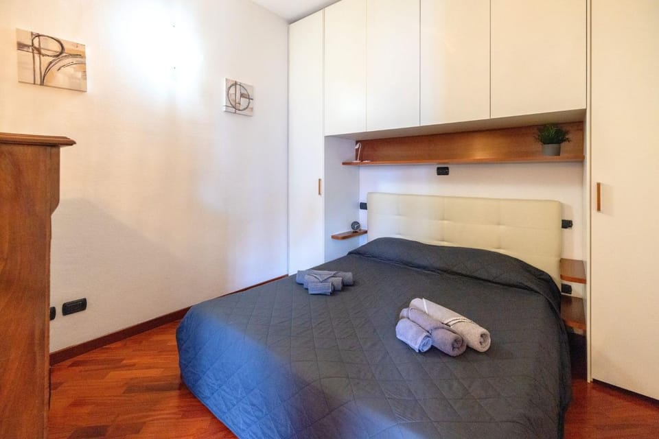 Bed, Bedroom, locker, locker, towels, wardrobe
