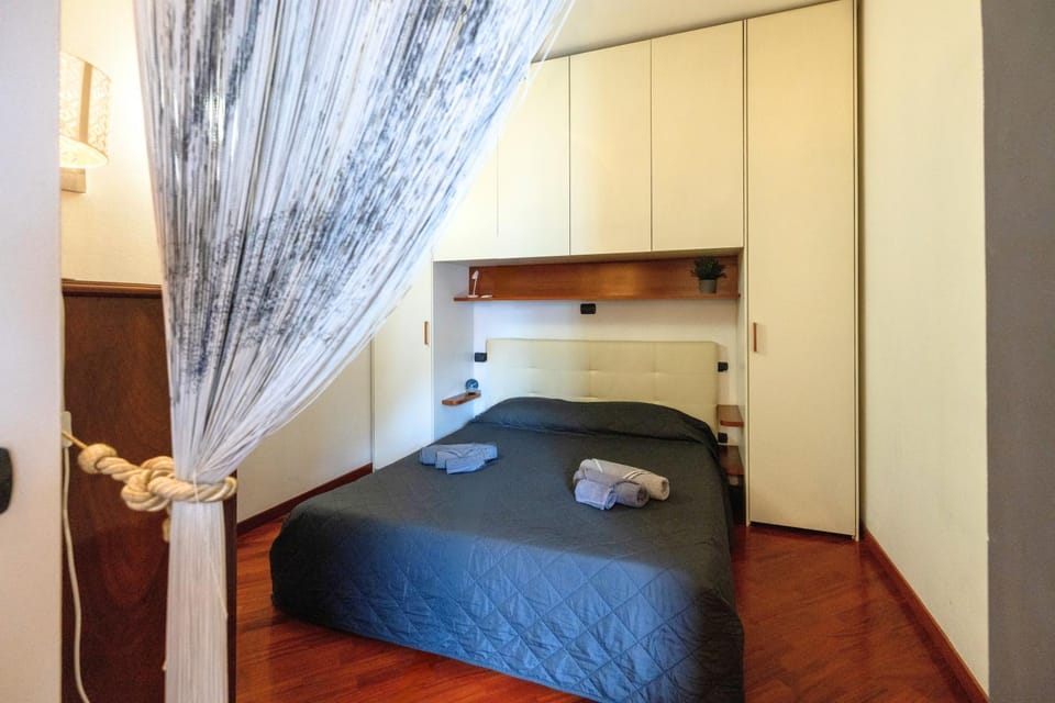 Bed, Bedroom, locker, locker, towels, wardrobe