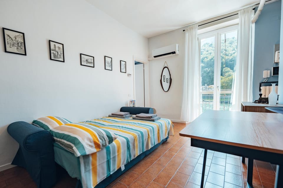 Bed, Living room