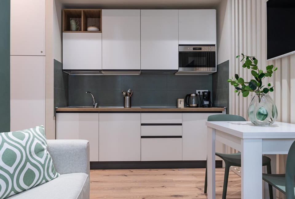 Coffee/tea facilities, Kitchen or kitchenette, Dining area, stove