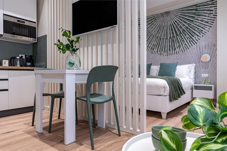 Bed, TV and multimedia, Kitchen or kitchenette, Living room, Photo of the whole room, Seating area, Dining area, Bedroom