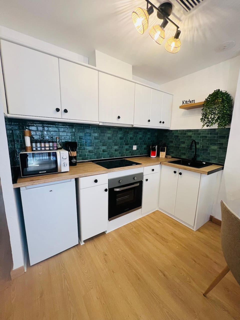 Coffee/tea facilities, Kitchen or kitchenette, oven, stove
