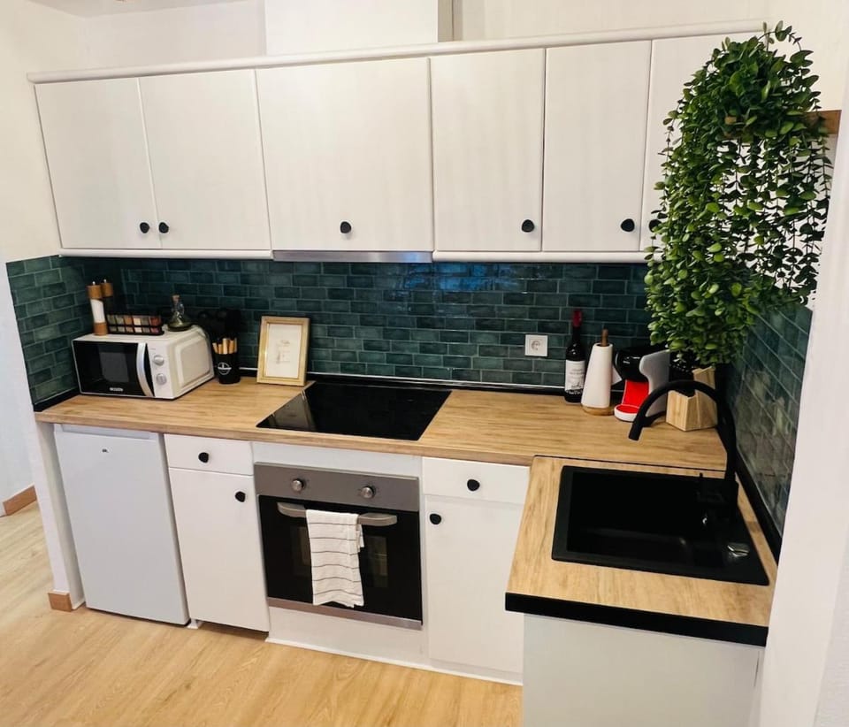 Coffee/tea facilities, Kitchen or kitchenette, stove