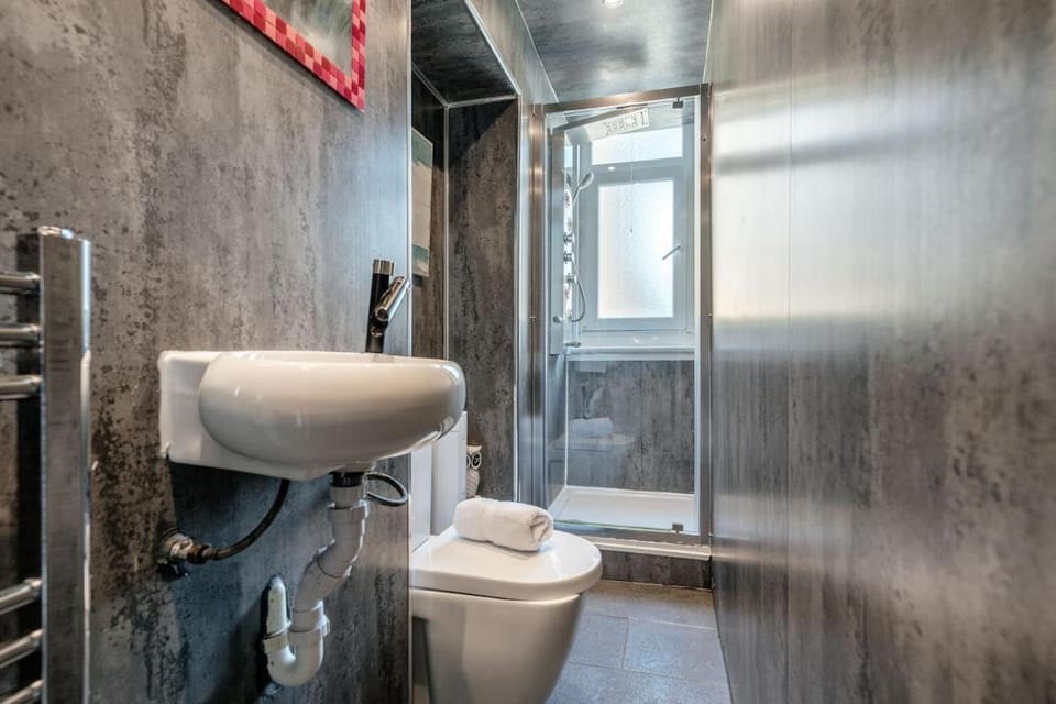 Cosy 1BR Sleeps 4 Quiet Apartment in Edinburgh