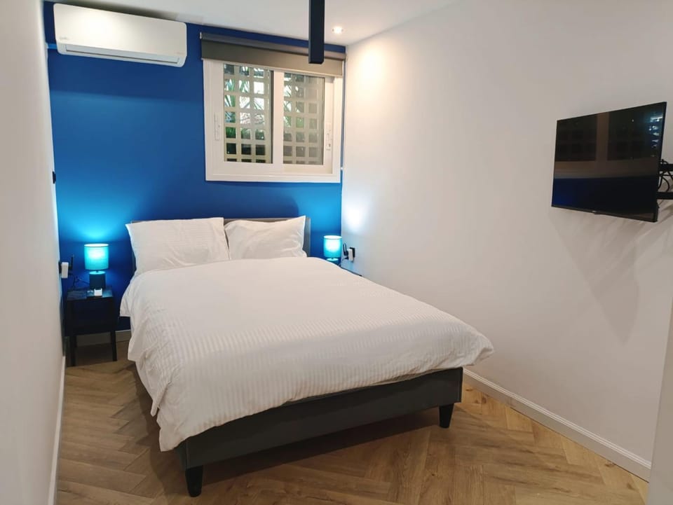 Bed, TV and multimedia, Bedroom