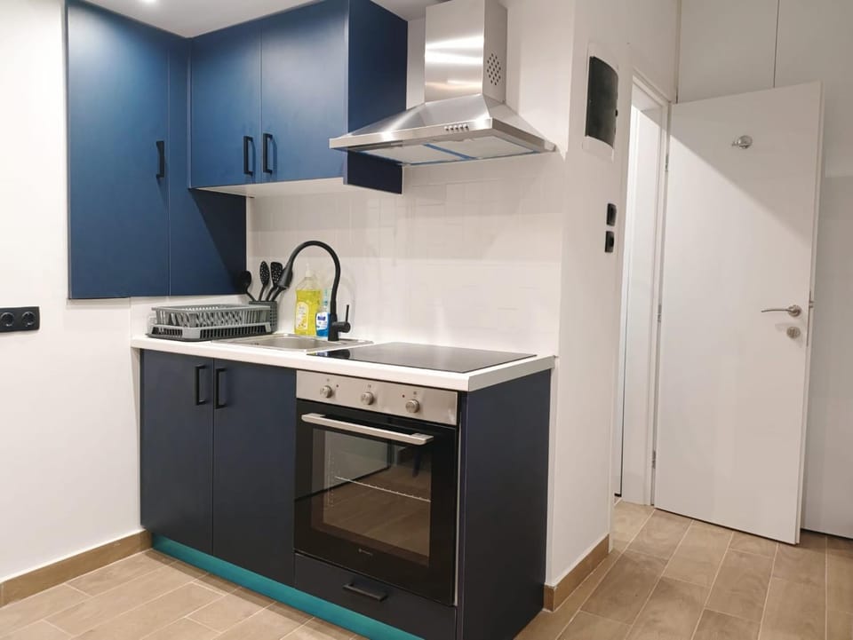 Kitchen or kitchenette, oven, stove