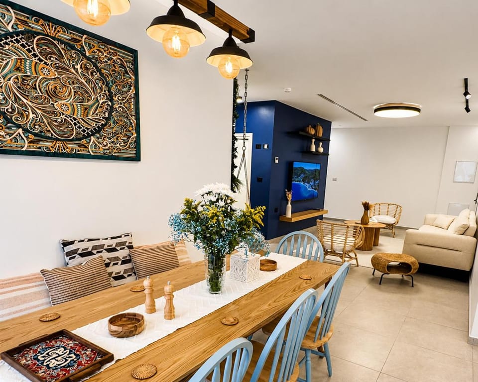 TV and multimedia, Living room, Seating area, Dining area