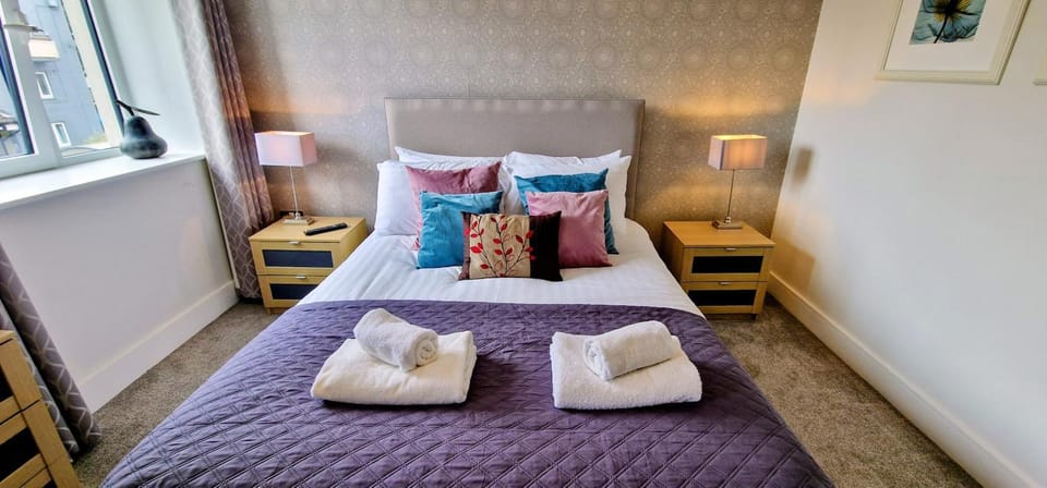 Bed, Bedroom, towels