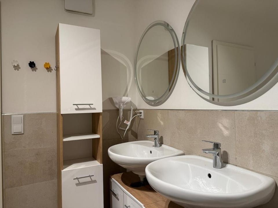 90 m2 Apartment with Balcony & Free Parking Apartment in Austria