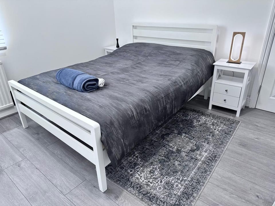 Bedroom, towels