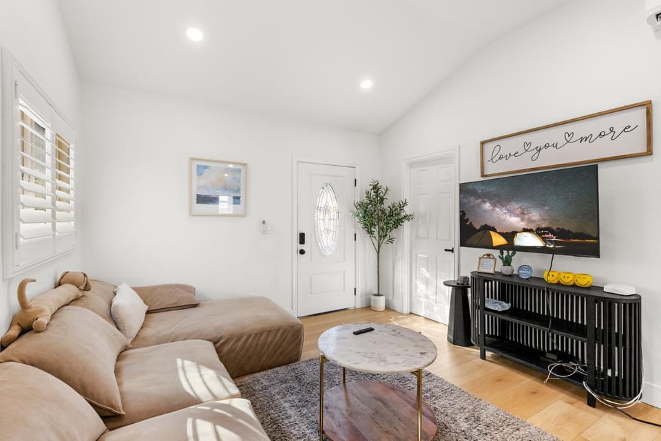 TV and multimedia, Living room, Decorative detail, Seating area, Evening entertainment