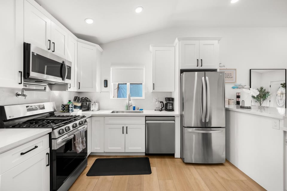 Coffee/tea facilities, Kitchen or kitchenette, dishwasher, oven, stove