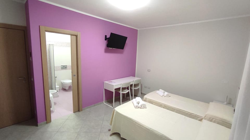 Bed, TV and multimedia, Photo of the whole room, Bedroom