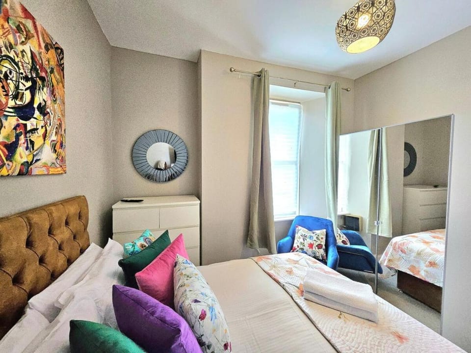Bed, TV and multimedia, Living room, Photo of the whole room, Bedroom, wardrobe
