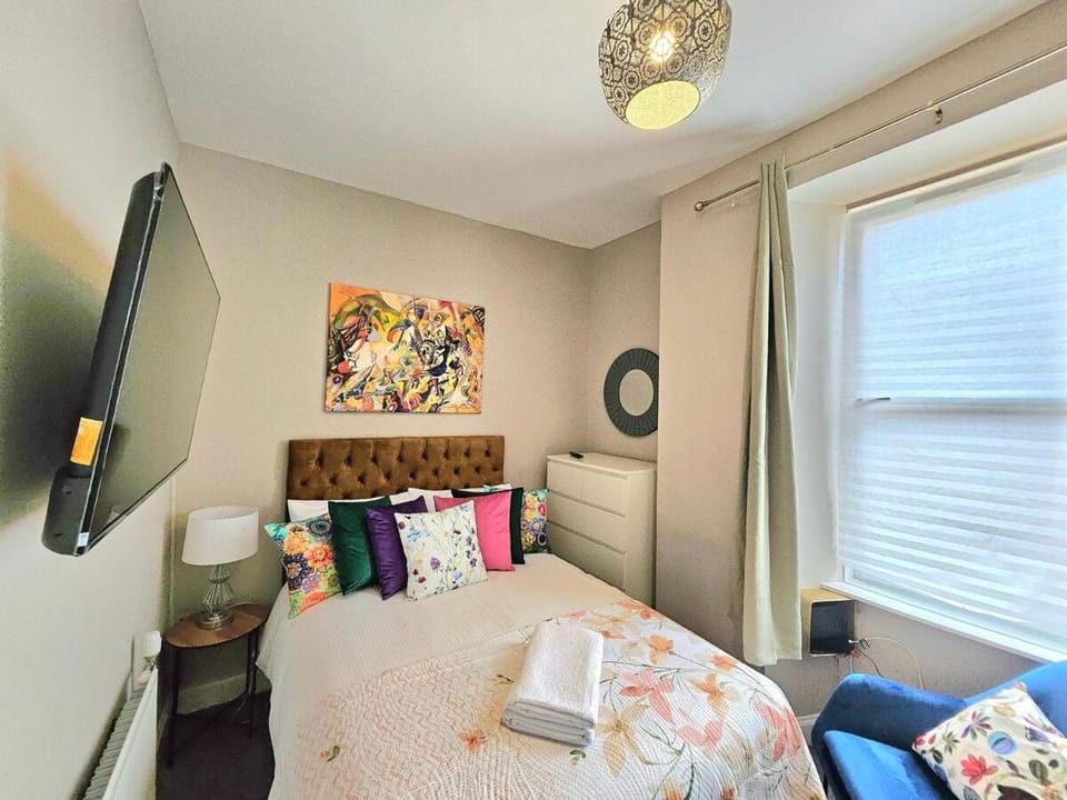 Bed, TV and multimedia, Bedroom