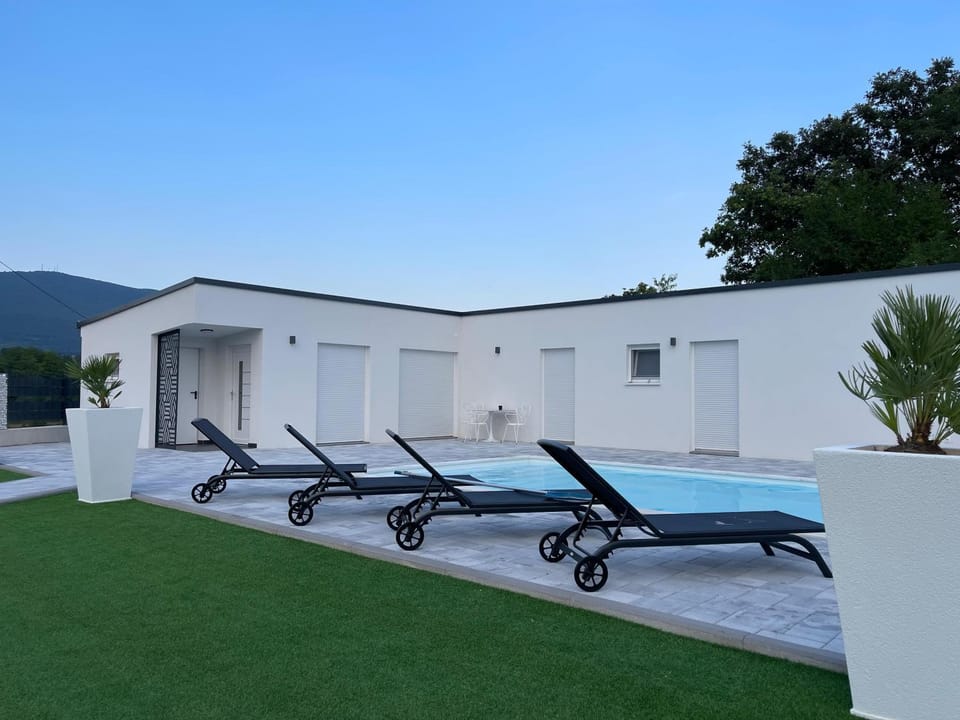 Mountain view, Swimming pool, sunbed