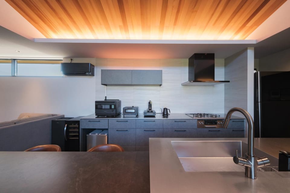 Kitchen or kitchenette, minibar, oven, stove, toaster
