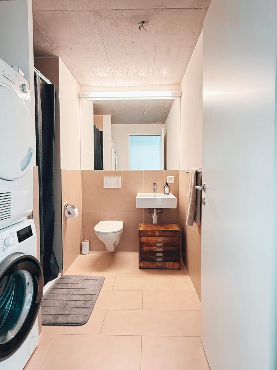 Toilet, Bathroom, towels, washing machine, dryer