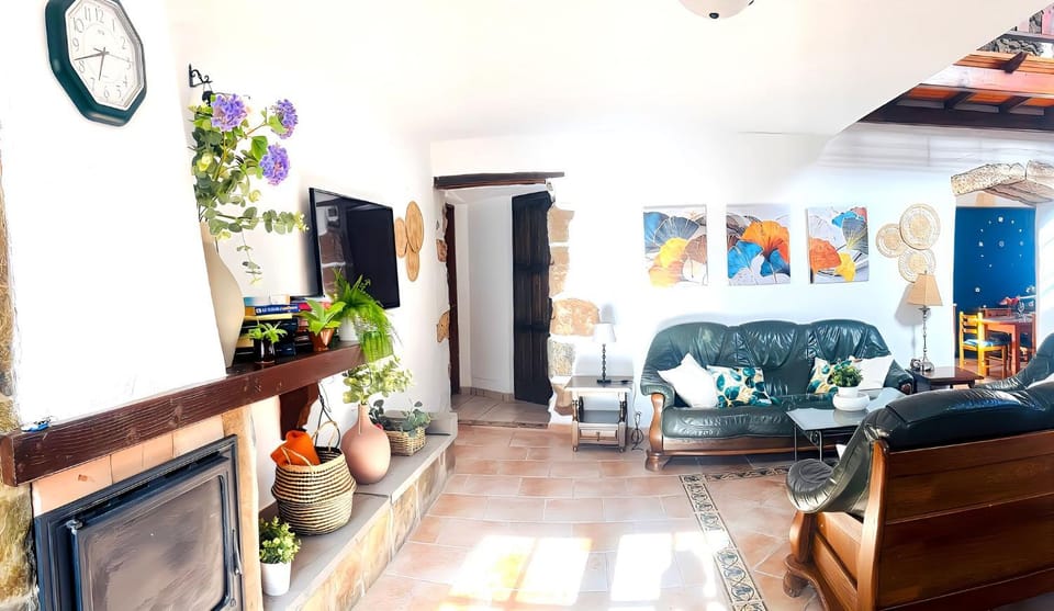 TV and multimedia, Living room, Decorative detail, Seating area