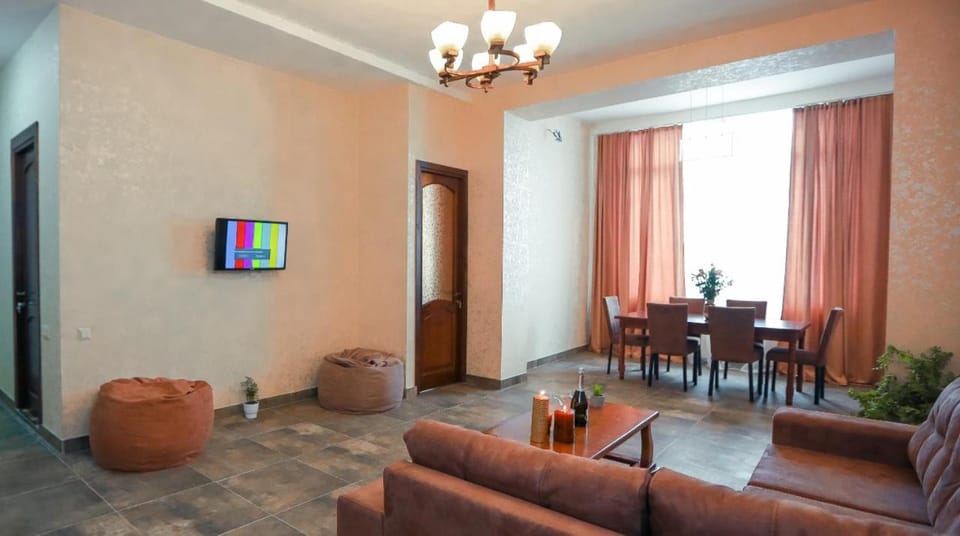 TV and multimedia, Living room, Seating area, Dining area