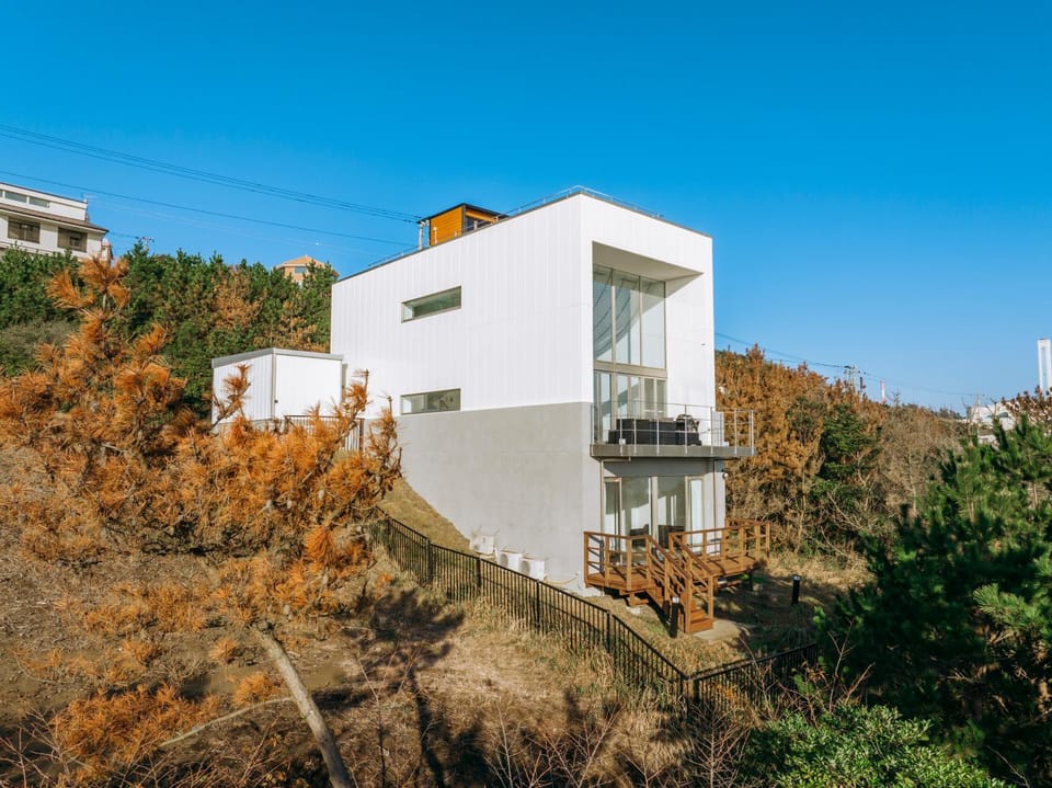 Property building, Natural landscape, Balcony/Terrace