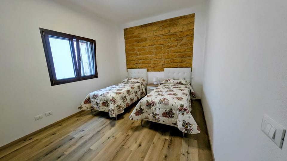 Bed, Photo of the whole room, Bedroom, air conditioner