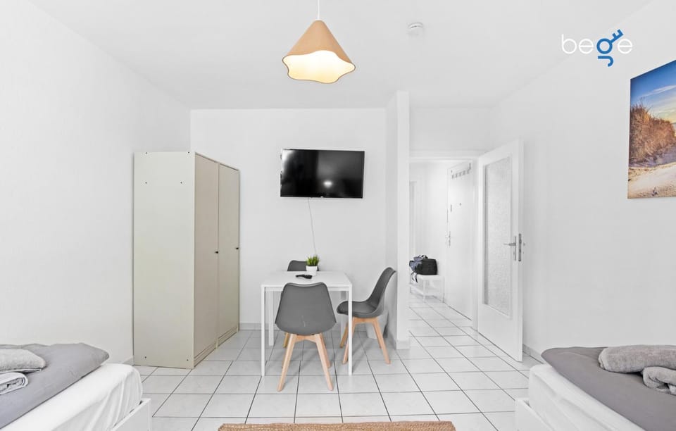 Bed, TV and multimedia, Photo of the whole room, Dining area, Bedroom, wardrobe
