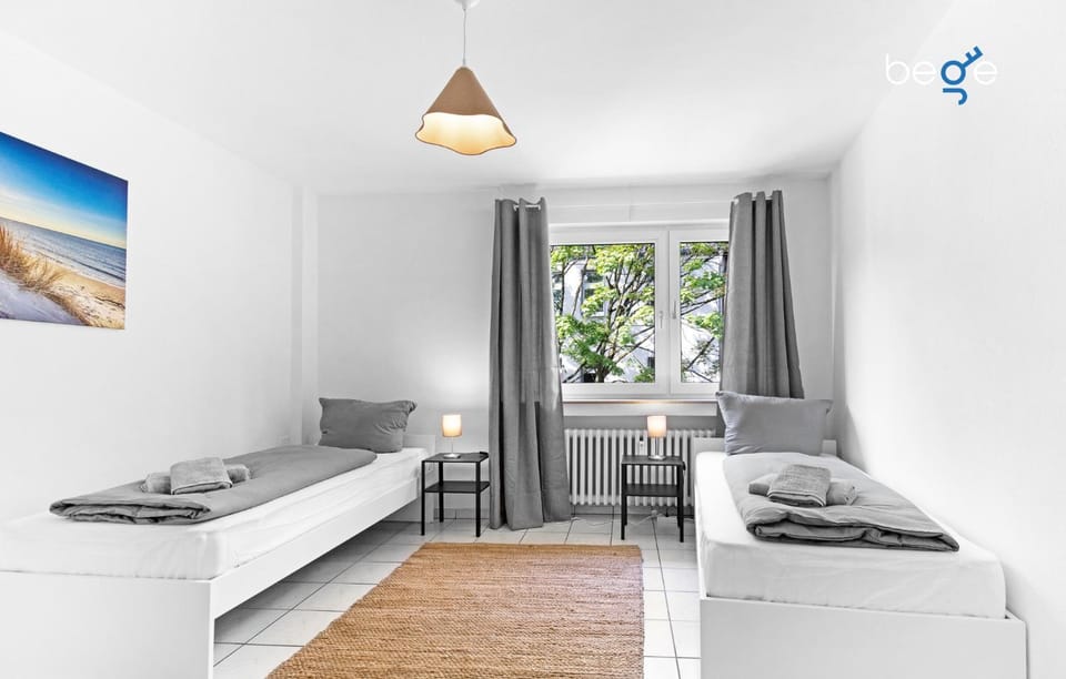 Bed, Photo of the whole room, Dining area, Bedroom, towels