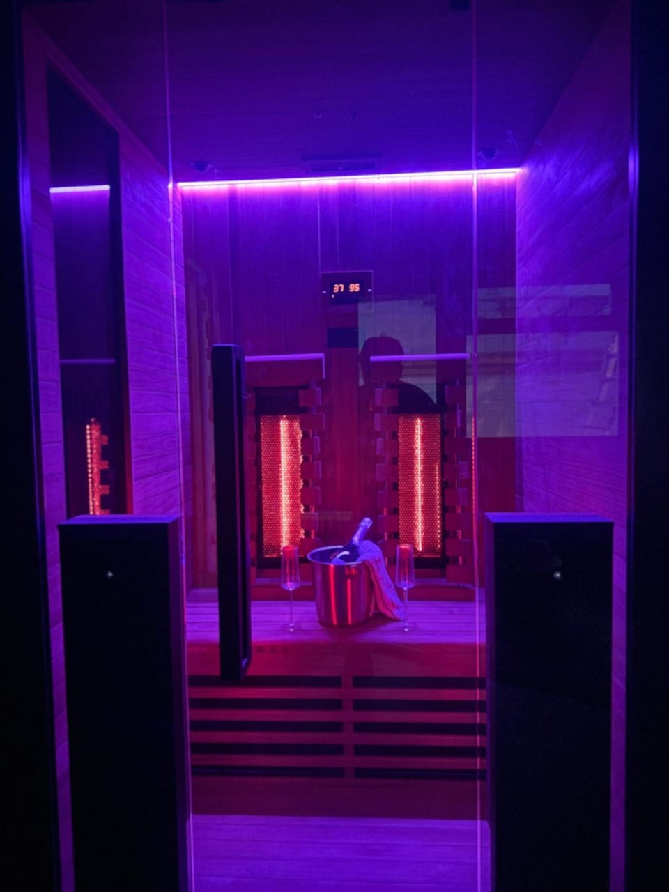 Party House, VIP Bar, Cinema, Sauna, Adults Room, Hot Tub & More! House in Grimsby