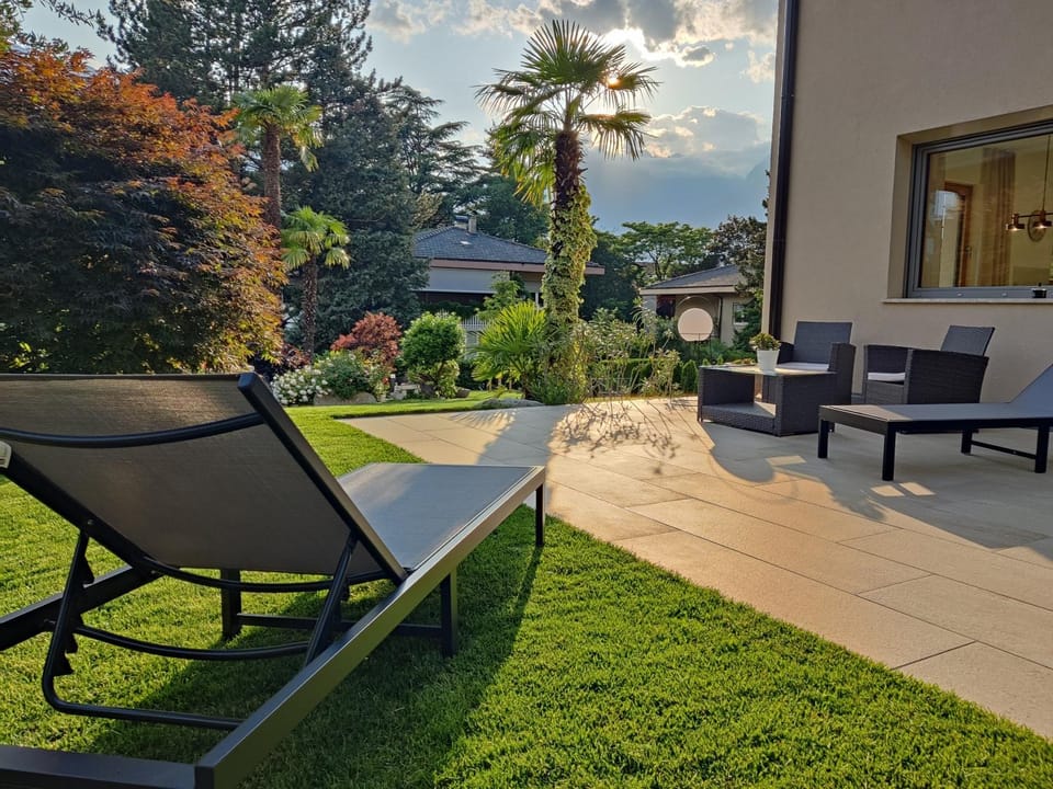 Garden, Garden, Balcony/Terrace, sunbed