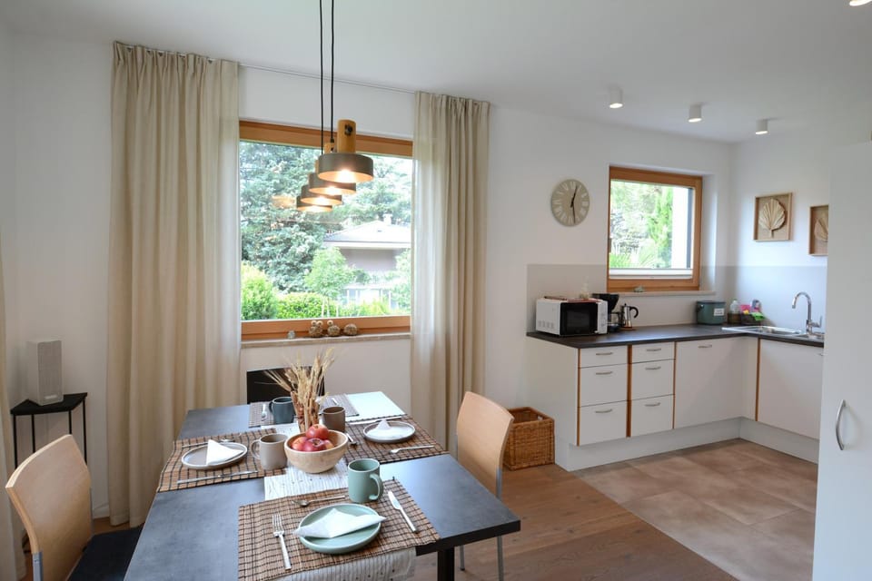 Coffee/tea facilities, Kitchen or kitchenette, Dining area, dishwasher