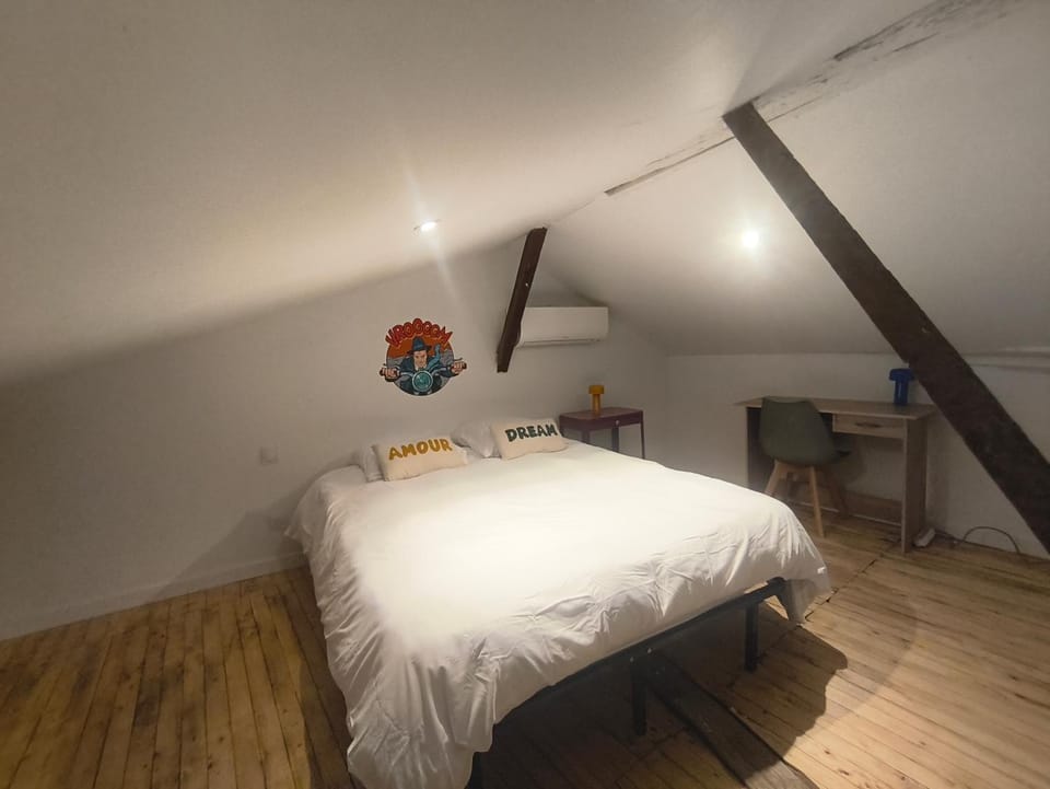 Photo of the whole room, Bedroom