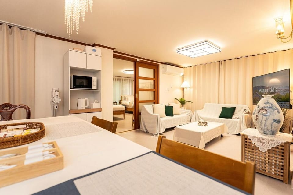 Communal lounge/ TV room, TV and multimedia, Living room, Seating area, air conditioner