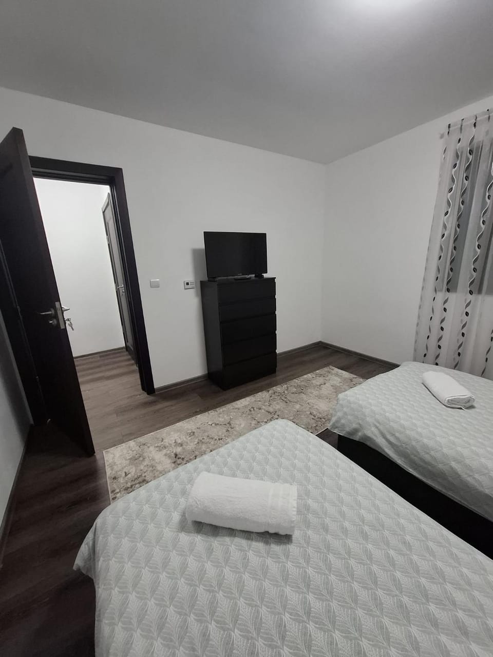 Bed, TV and multimedia, Photo of the whole room, Bedroom, towels