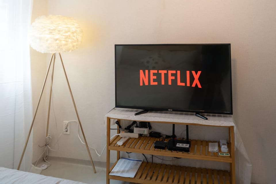 Bed, TV and multimedia, Bedroom