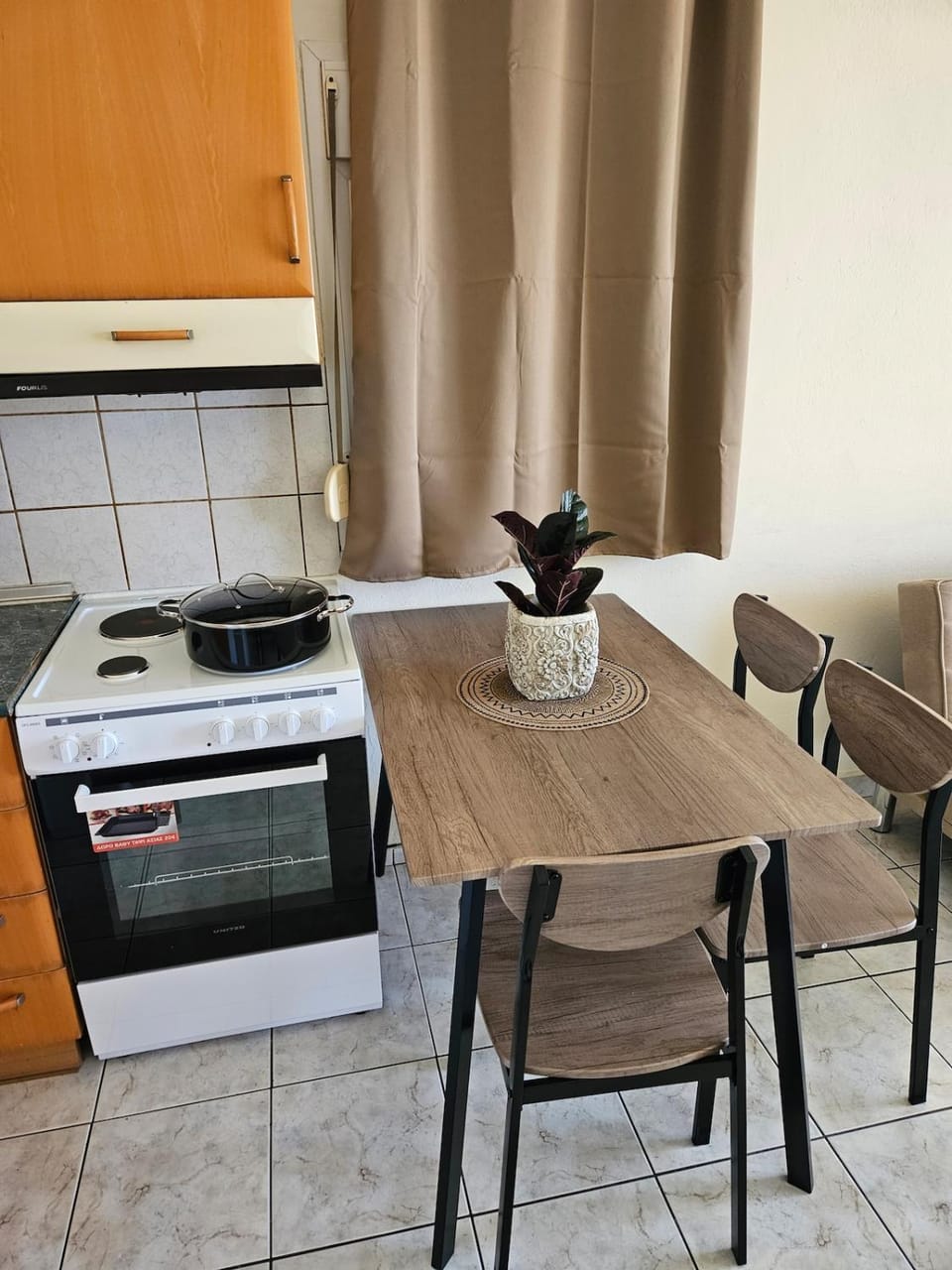 Kitchen or kitchenette, Dining area, stove