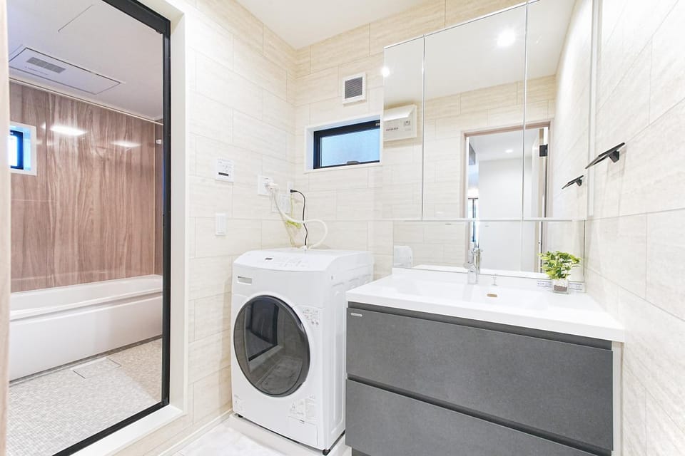 Shower, Bathroom, Bath, towels, washing machine, dryer