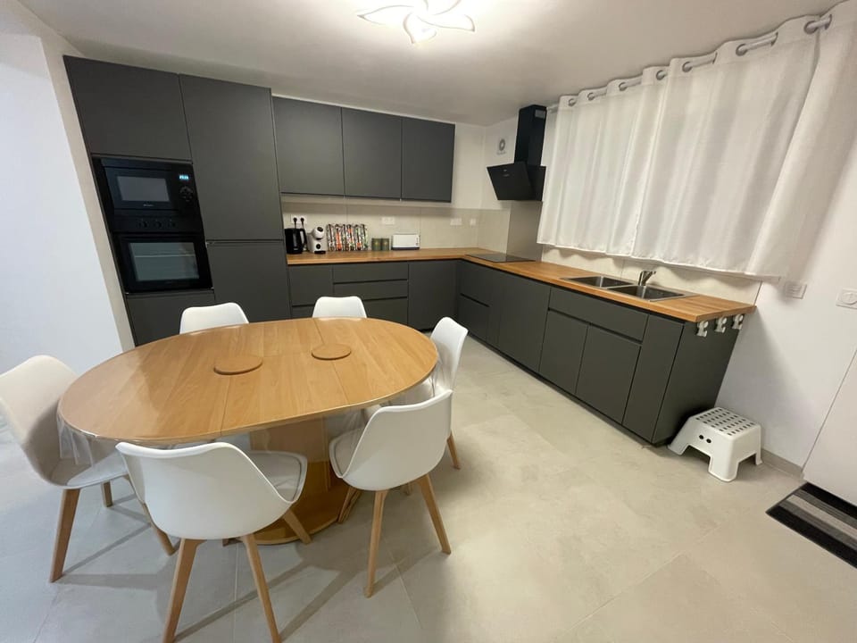 Kitchen or kitchenette, Dining area, microwave, oven, stove