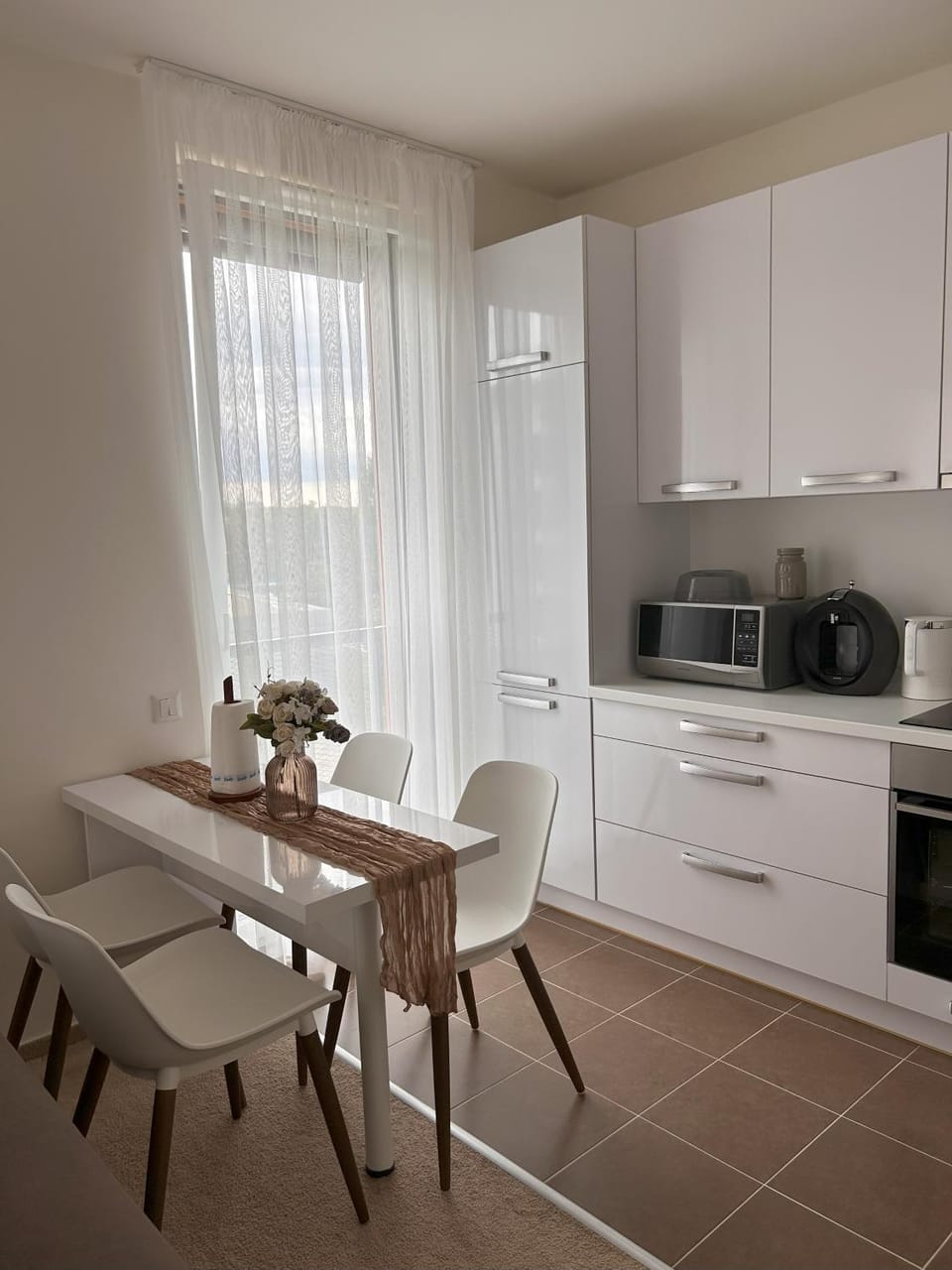 Coffee/tea facilities, Kitchen or kitchenette, Dining area