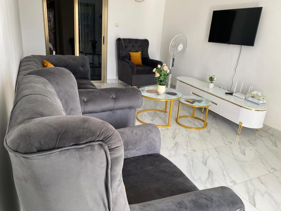 Appartement avec gardien et ascenseur caméra de surveillance 24 h sur 24 h non loin du centre ville Apartment in Dakar