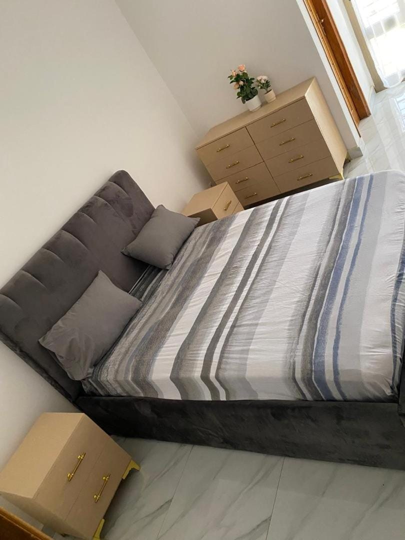 Appartement avec gardien et ascenseur caméra de surveillance 24 h sur 24 h non loin du centre ville Apartment in Dakar